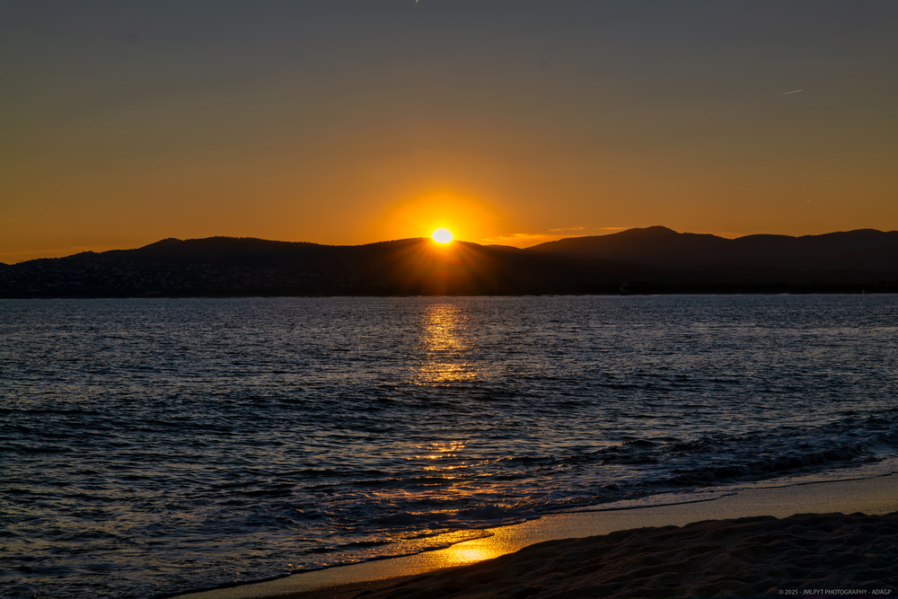 Rayons dorés sur la baie de Saint-Raphaël
