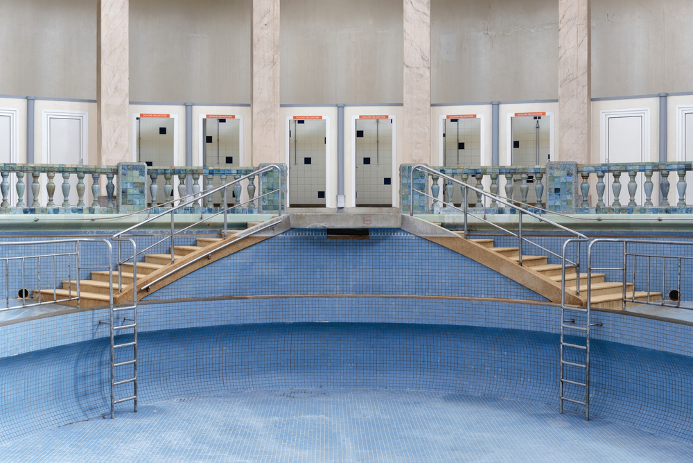 Te torse bombé - Abandoned Swimming Pool - France