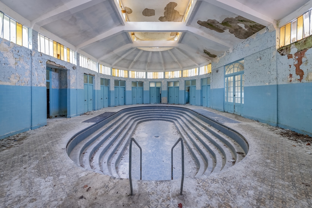 Bain de pieds pour cul-de-jatte - Station thermale abandonnées - France
