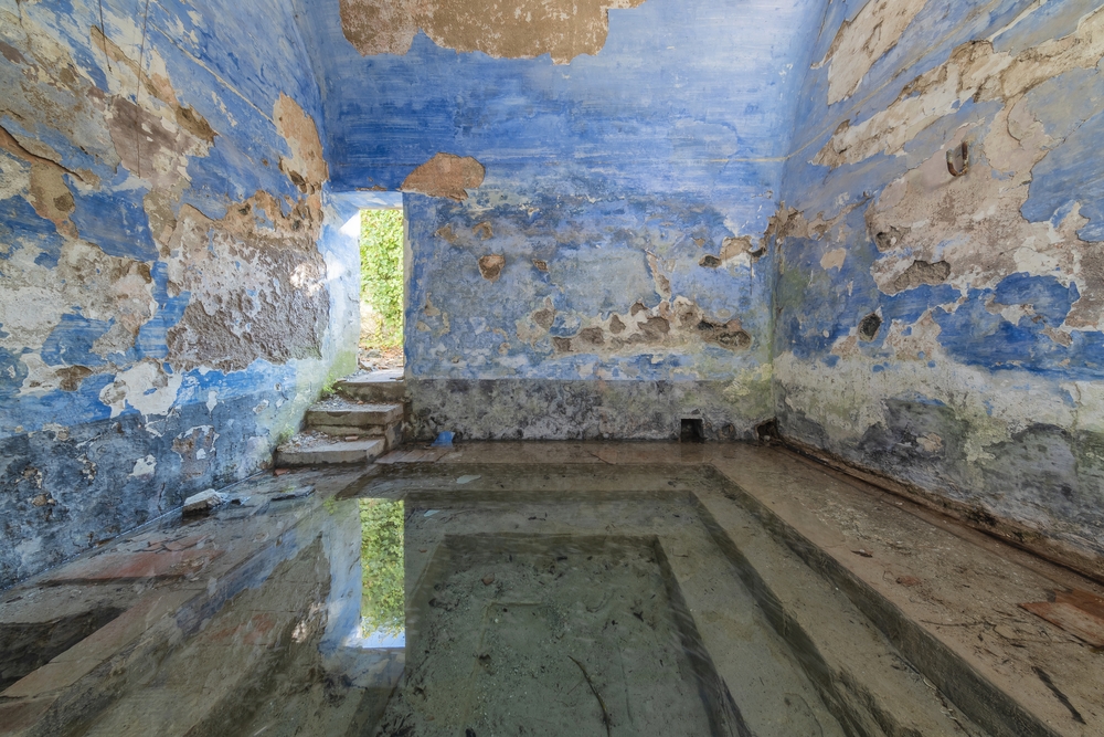 Le cul dans l'herbe, les pieds dans l'eau - Forgotten Thermal Bath - Italy